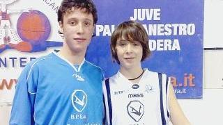A sinistra i fratelli Doveri: Samuele è quello a sinistra David a destra. Qui sopra il gruppo degli Under 14 in un momento di festa per un successo ottenuto e, nella foto a destra tutto lo staff tecnico della Juve basket Pontedera, schierato al gran completo in campo durante la presentazione ufficiale