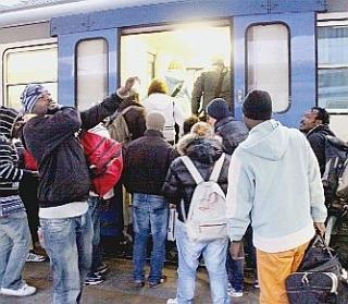 <strong>CALCA.</strong> Sopra i vagoni stracolmi di studenti A sinistra l’assedio alle porte