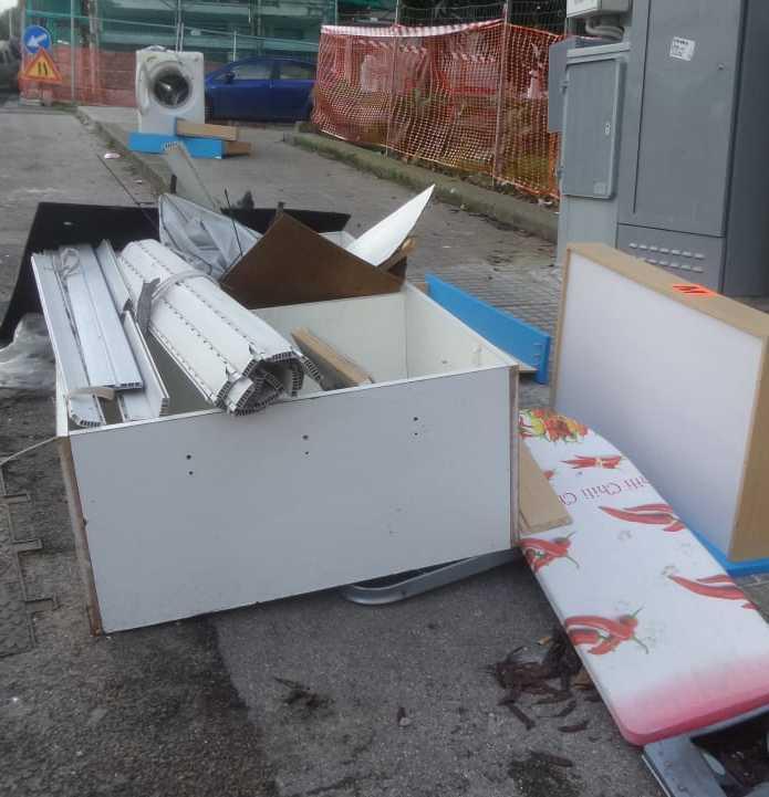 Rifiuti abbandonati da 10 giorni