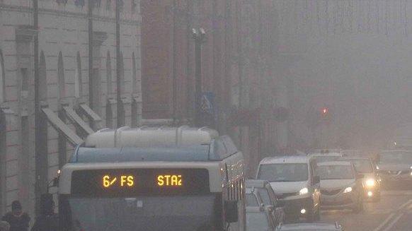 Fine anno con allerta smog Il Comune: Capodanno salvo