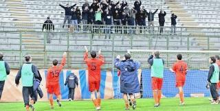 <strong>SQUADRA DELLA CITTÀ </strong>I calciatori arancioni salutano alcuni tifosi al Melani La dirigenza dell’Us punta molto sul legame tra squadra e città