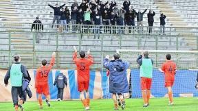 <strong>SQUADRA DELLA CITTÀ </strong>I calciatori arancioni salutano alcuni tifosi al Melani La dirigenza dell’Us punta molto sul legame tra squadra e città