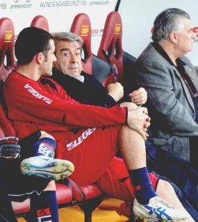<strong>CONFIDENZE.</strong> Aldo Spinelli e Cristiano Lucarelli parlottano in panchina durante il galoppo allo stadio