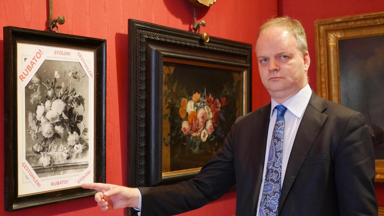 Eike Schmidt con la copia del quadro rubato dai nazisti