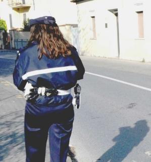 La vigilessa durante i rilievi e al suolo il sangue