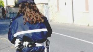 La vigilessa durante i rilievi e al suolo il sangue