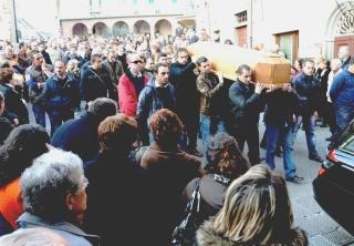 Marco Becuzzi, morto a 41 anni nello scontro di lunedì mattina contro il pullman sulla Tosco Romagnola; il funerale di ieri alla chiesa di San Verano a Peccioli
