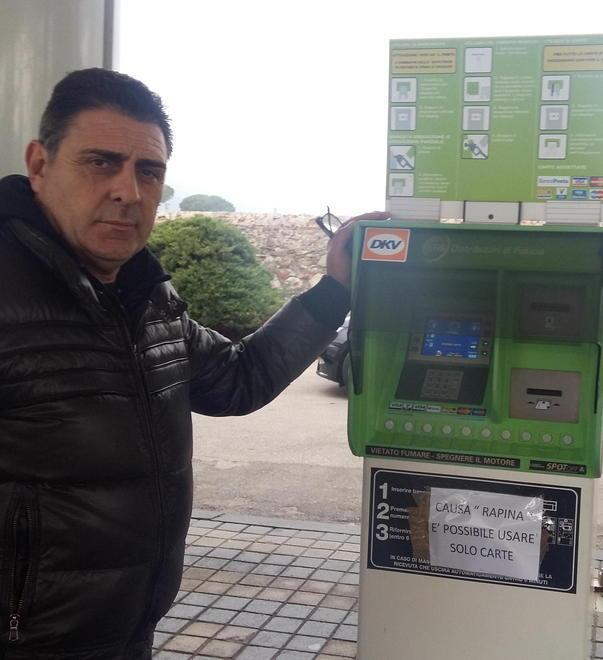 Ladro scassina il self service del benzinaio: filmato mentre sfascia tutto e ruba i soldi 