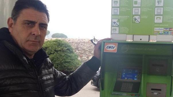 Ladro scassina il self service del benzinaio: filmato mentre sfascia tutto e ruba i soldi