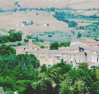 Una veduta di Chianni e la discarica della discordia. Sotto Ilio Dainelli a capo del Comitato unitario Valdera