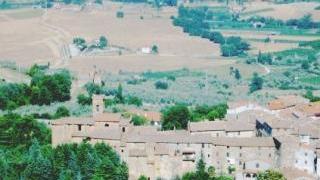 Una veduta di Chianni e la discarica della discordia. Sotto Ilio Dainelli a capo del Comitato unitario Valdera