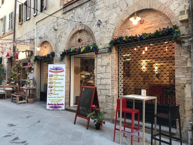 Un ristorante del centro storico, recentemente aperto, con lo scalino sulla soglia