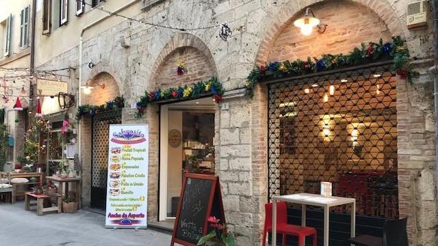 Un ristorante del centro storico, recentemente aperto, con lo scalino sulla soglia
