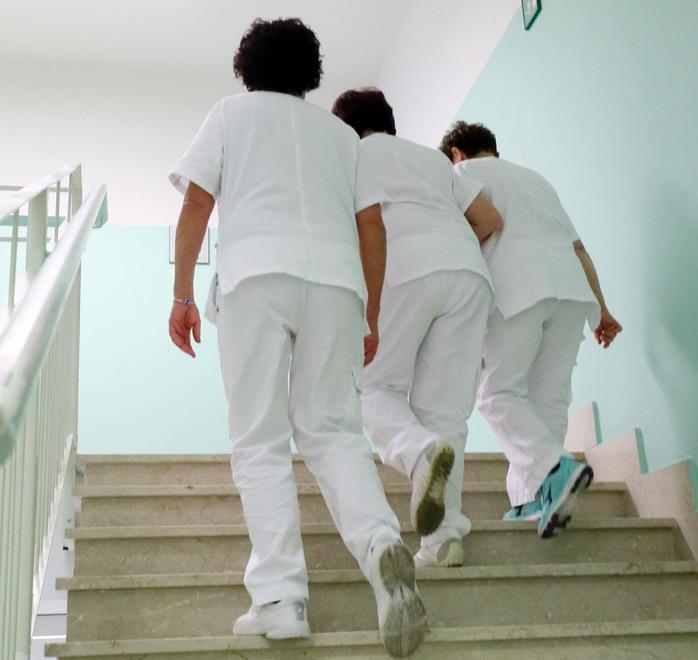 Infermiera aggredita durante il turno «Colpita dalla figlia di una paziente»
