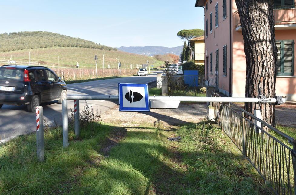 L'autovelox segato in zona Villa Dianella in via Pietramarina (Foto Agenzia Carlo Sestini)