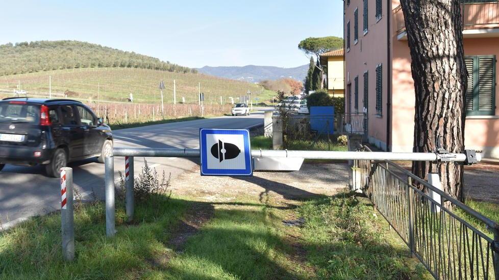 L'autovelox segato in zona Villa Dianella in via Pietramarina (Foto Agenzia Carlo Sestini)