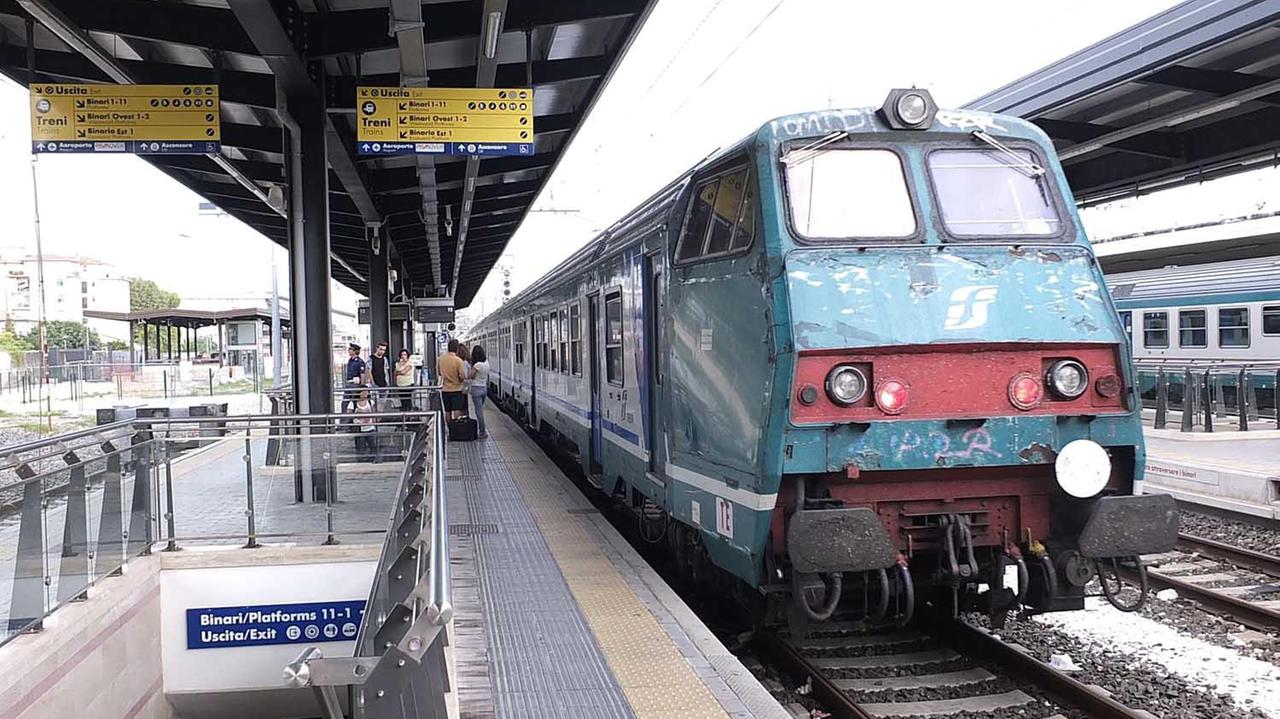 Un treno regionale in partenza dalla stazione di Pisa centrale (foto Fabio Muzzi)