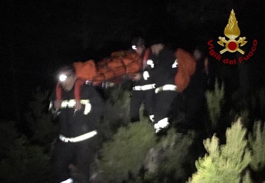 Il recupero della donna da parte dei vigili del fuoco