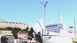 Auto in attesa di imbarco su una nave Toremar, accanto l’avvocato Cesarina Barghini