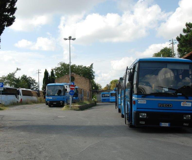 Bus turistici, attacco alla giunta per l’area di sosta alla Stazione 