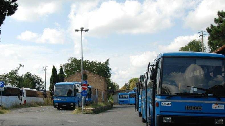 Bus turistici, attacco alla giunta per l’area di sosta alla Stazione