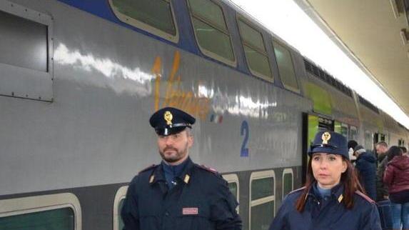 Aggredita alla stazione per strapparle l’iPhone: arrestato un ventenne