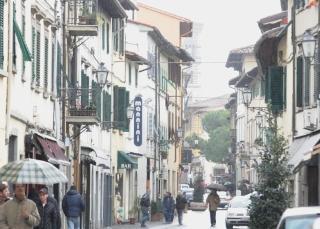 In alto una veduta della Coop nel nuovo Parco Prato A sinistra il centro storico: negozianti contrari alle 23 aperture festive