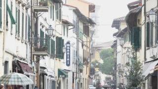 In alto una veduta della Coop nel nuovo Parco Prato A sinistra il centro storico: negozianti contrari alle 23 aperture festive