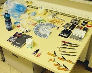 Bottino e attrezzature della rapina del marzo scorso in via Cervi