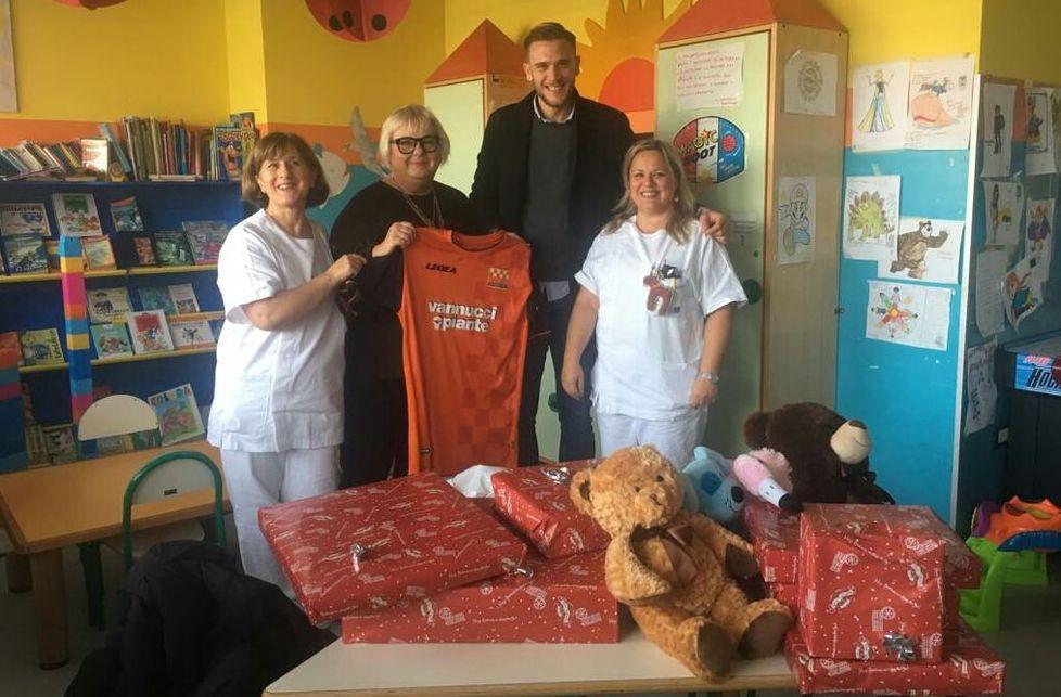 Dal calcio doni in pediatria