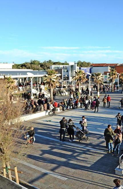 In mille ballano in piazza a ritmo del dj Gutyerrez Ccn e Targa, bilancio ok 