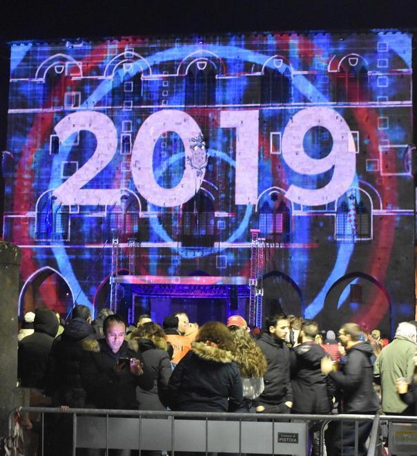 Brindisi e fuochi d’artificio per salutare insieme il 2019 