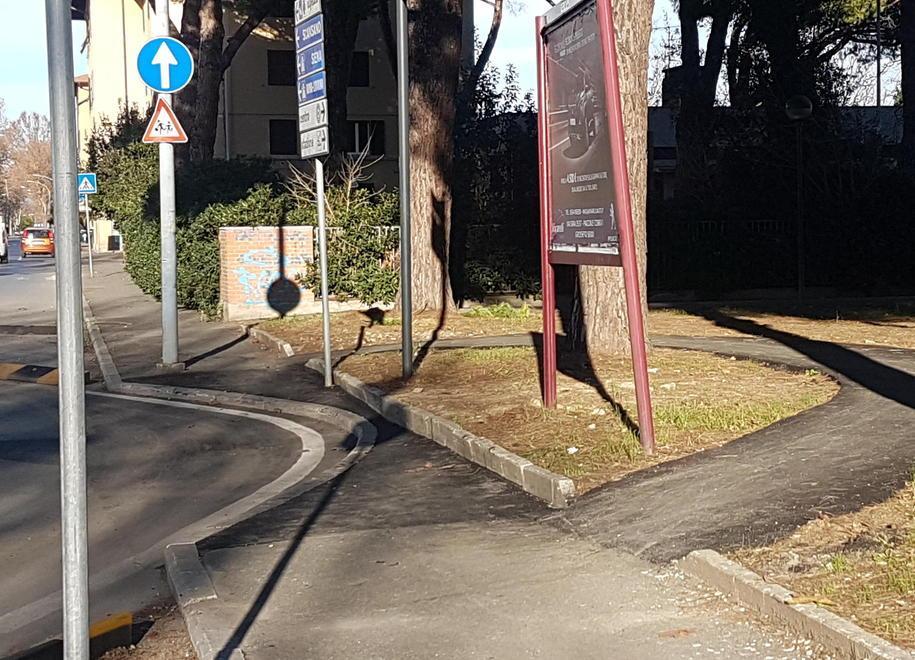Via Senese, la rotonda si mangia il marciapiede 
