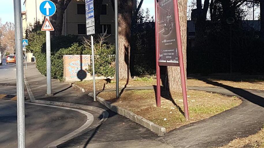 Via Senese, la rotonda si mangia il marciapiede