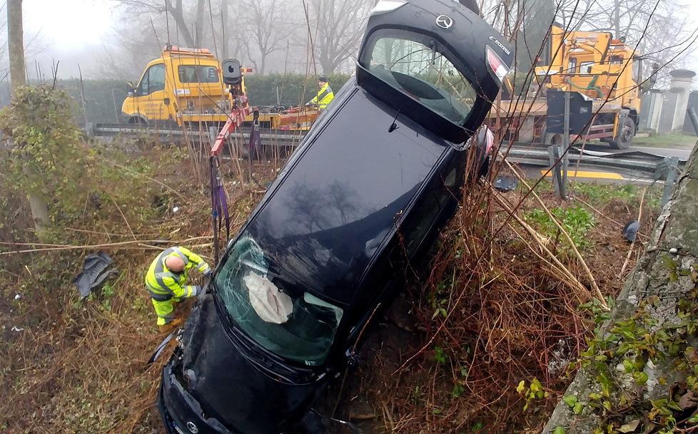 Auto scivola e s’incastra nel fosso