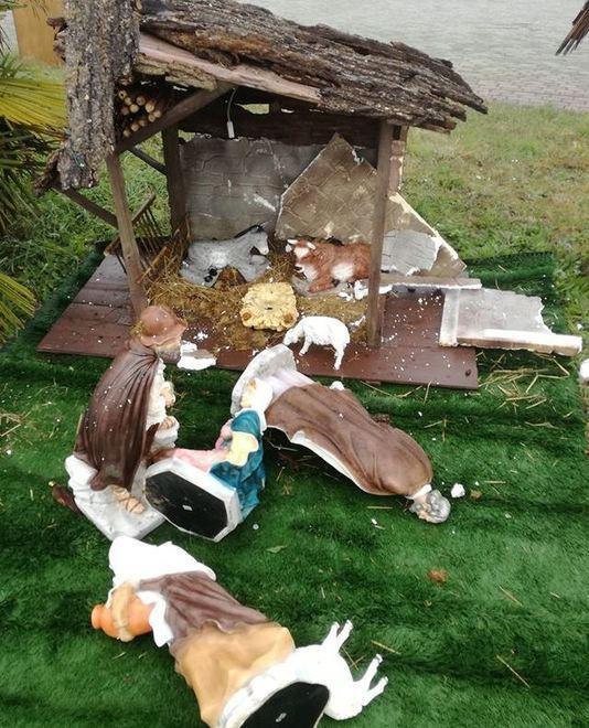 Presepe devastato nella notte e la statua di Gesù è sparita 