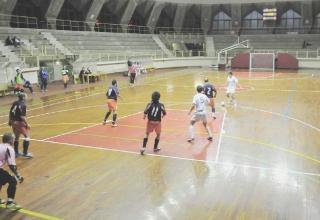 Squadre in campo in una partita di calcetto