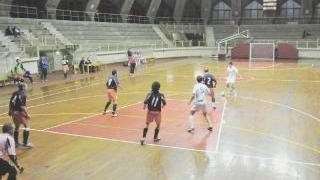Squadre in campo in una partita di calcetto