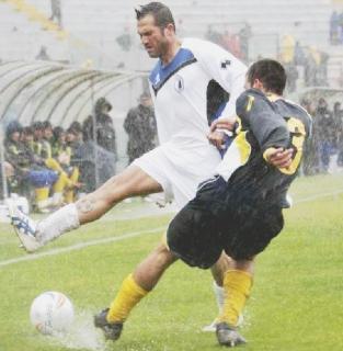 Carparelli in azione nella palude dell’Arena durante l’incontro con il Santarcangelo