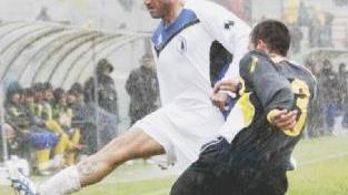 Carparelli in azione nella palude dell’Arena durante l’incontro con il Santarcangelo