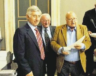 A sinistra la premiazione di Gian Paolo Ormezzano con Almo Cacciatore e Alberto Pincione sopra il campione di sci di fondo Marco Albarello premiato quest’anno dal Panathlon Club a destra il compianto Candido Cannavò per 20 anni direttore della Gazzetta dello Sport