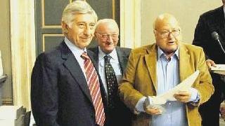 A sinistra la premiazione di Gian Paolo Ormezzano con Almo Cacciatore e Alberto Pincione sopra il campione di sci di fondo Marco Albarello premiato quest’anno dal Panathlon Club a destra il compianto Candido Cannavò per 20 anni direttore della Gazzetta dello Sport