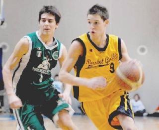 Mattia Venucci, con la palla, trascinatore dell’Under 21