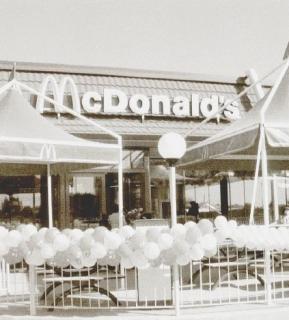 L’esterno di un McDonald’s