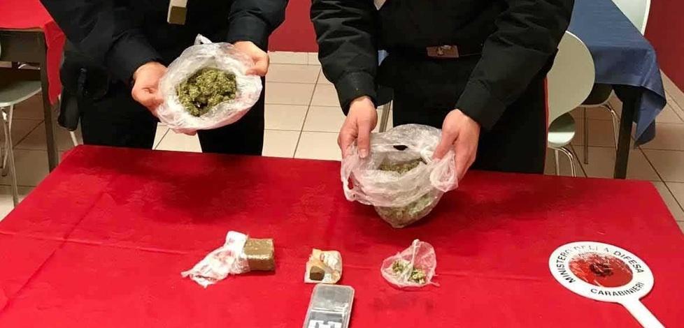 Molesta i clienti di un ristorante Calci ai militari 