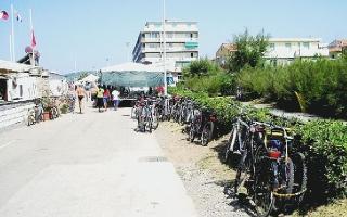 Uno scorcio del lungomare Colombo. In alto il sindaco Franchi