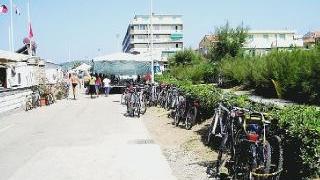 Uno scorcio del lungomare Colombo. In alto il sindaco Franchi