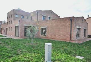 L’edificio su via Amrogi che dovrebbe ospitare il centro polivalente
