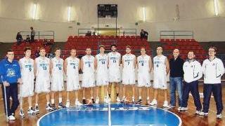 La formazione della Zetagas schierata a centro del parquet col suo staff tecnico: la gara col Prato è molto sentita soprattutto dal coach che recita il ruolo di ex