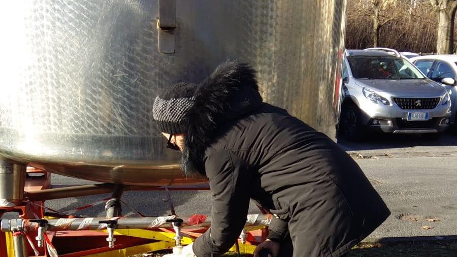 I cittadini in piazza della Stazione si riforniscono d'acqua con delle taniche